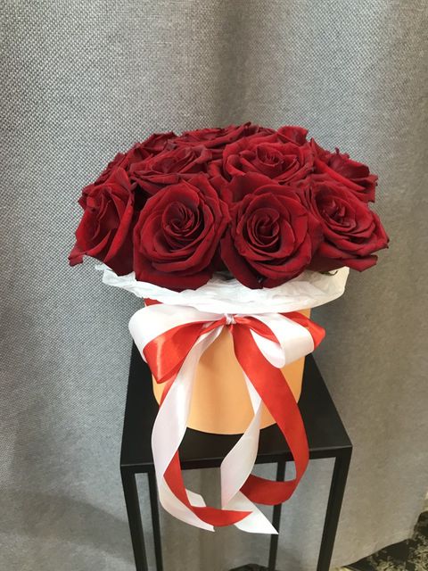13 роз в коробке