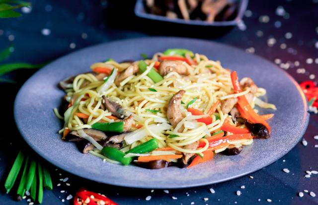 Яичная лапша с кур. филе в соусе Том ям