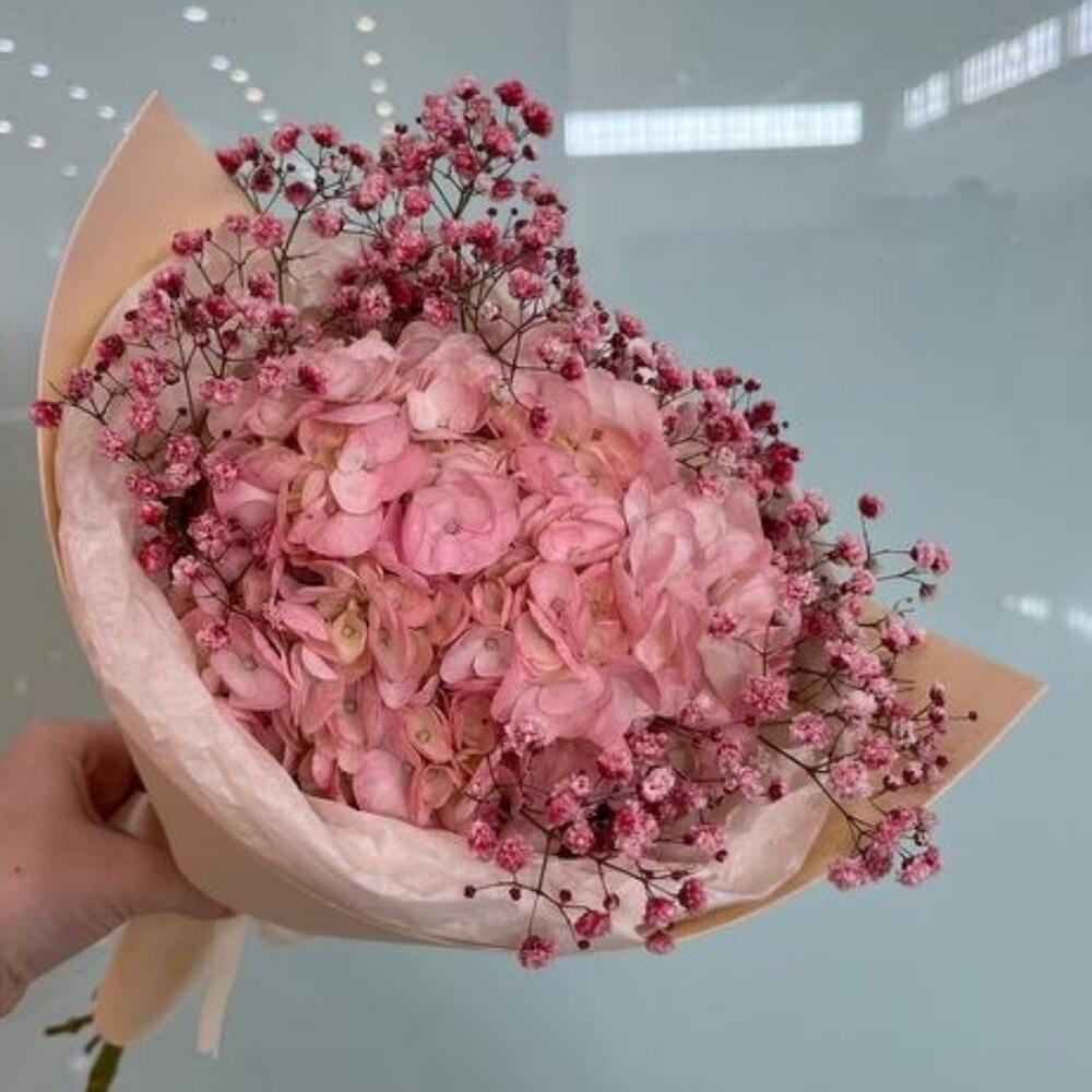 Букет «Цветочный шепот» из гортензии и гипсофилы