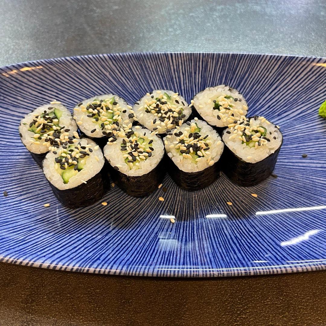 Роллы с огурцом и кунжутом