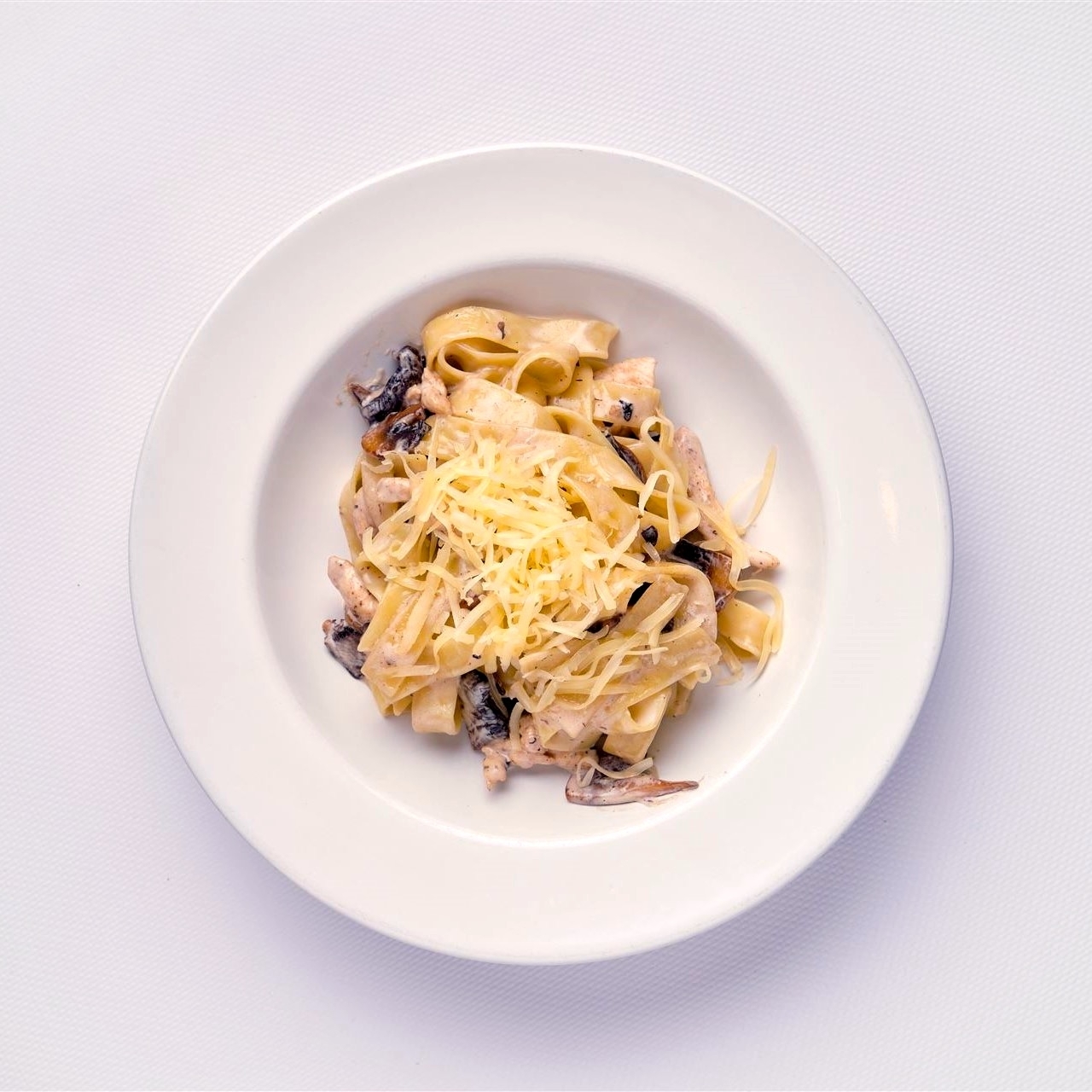 Паста с курицей и грибами