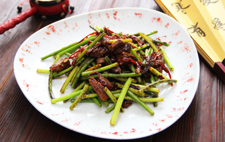 Стрелки чеснока с говядиной и перцем