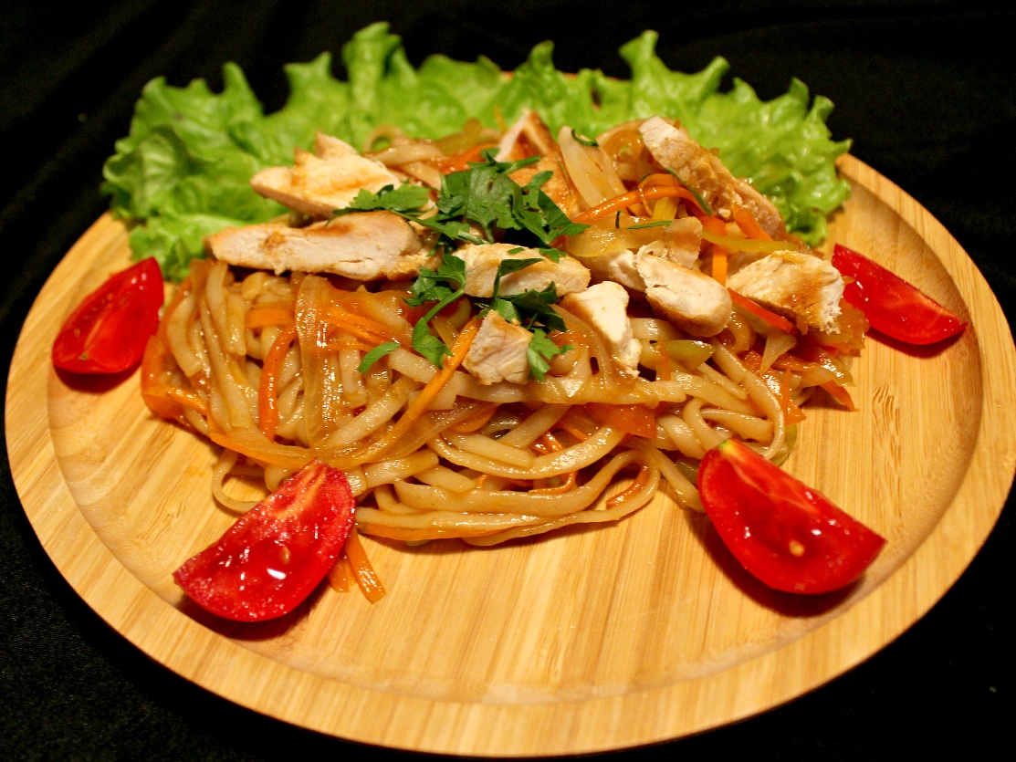 удон с курицей и овощами