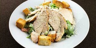 Салат Цезарь с индейкой