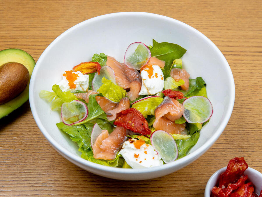 Салат с лососем и авокадо