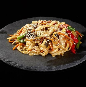 Удон с тигровой креветкой и овощи и соус на выбор