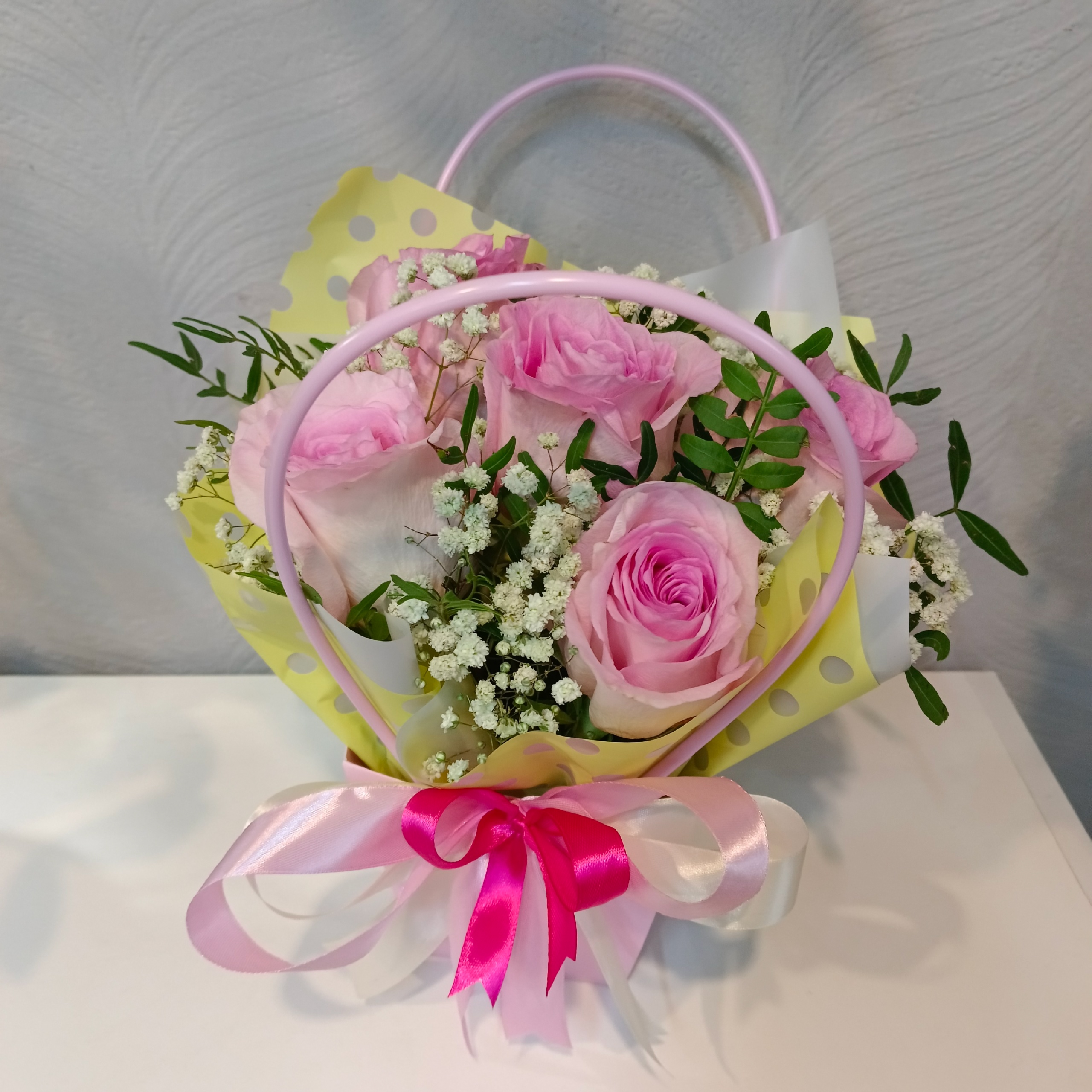 Розовые розы в сумочке-корзинке