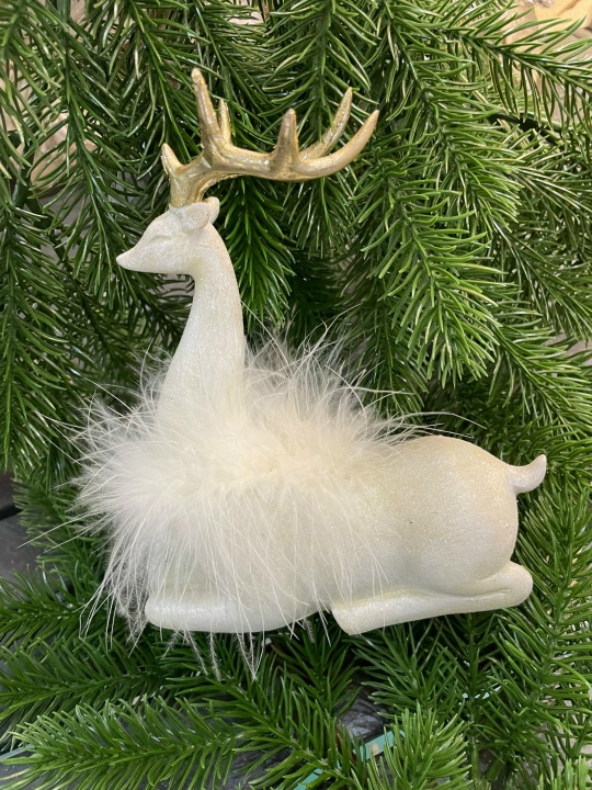 Олень белый