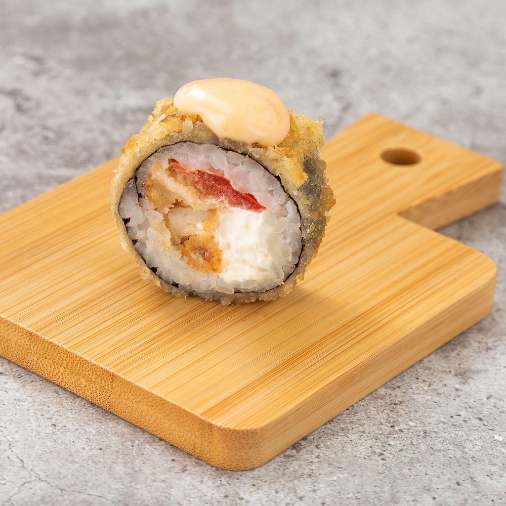 Зимний ролл с острым соусом