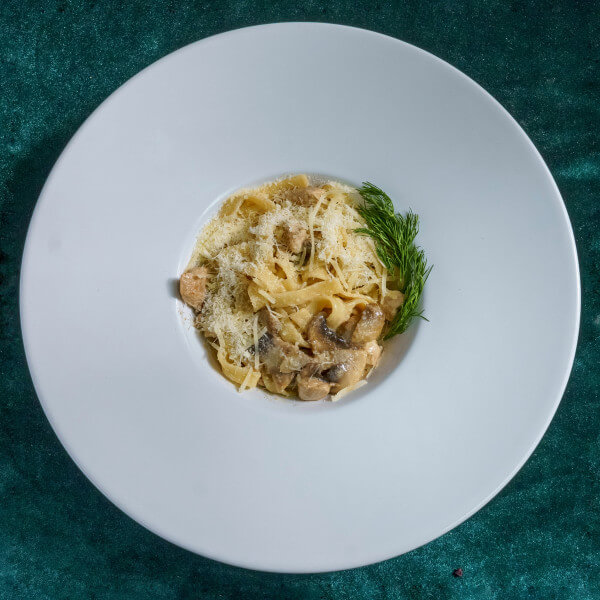 Паста феттучине с курицей и грибами