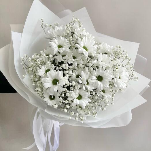 Букет из хризантем и гипсофилы