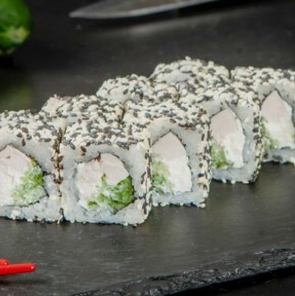 Ролл с куриной грудкой, сливочным сыром и кунжутом