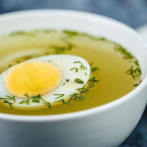 Куриный бульон с яйцом и лапшой