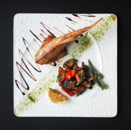 Морской окунь с овощным гарниром