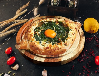 Хачапури по-аджарски со шпинатом и сыром