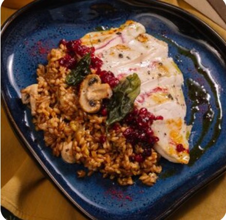 Грудка цыплёнка по-вятски с брусничным взваром