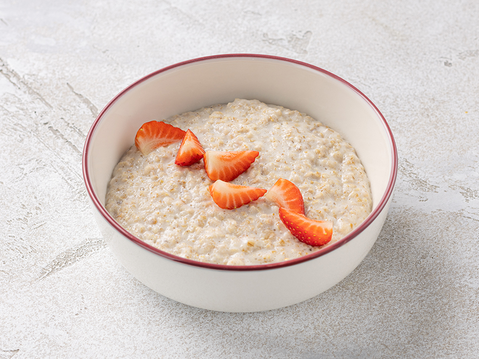 Каша овсяная с клубникой