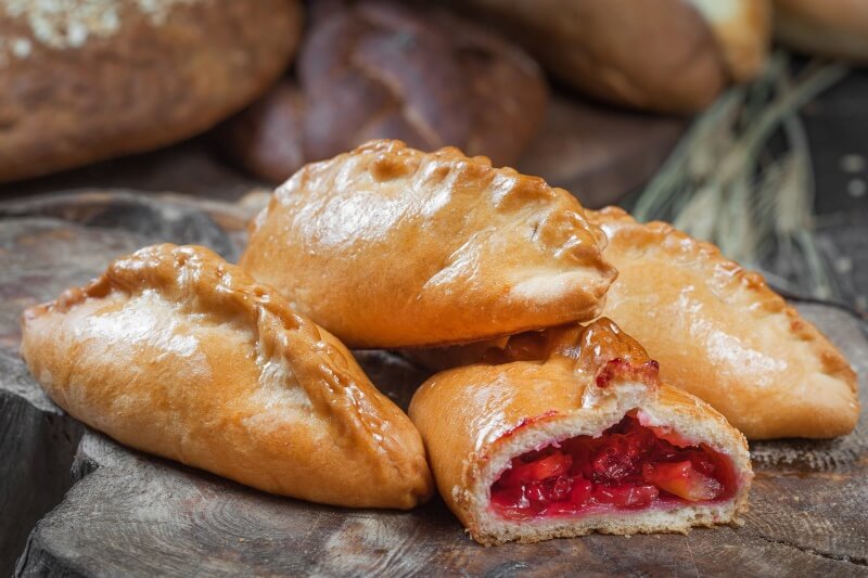 Пирожок с яблоком и брусникой