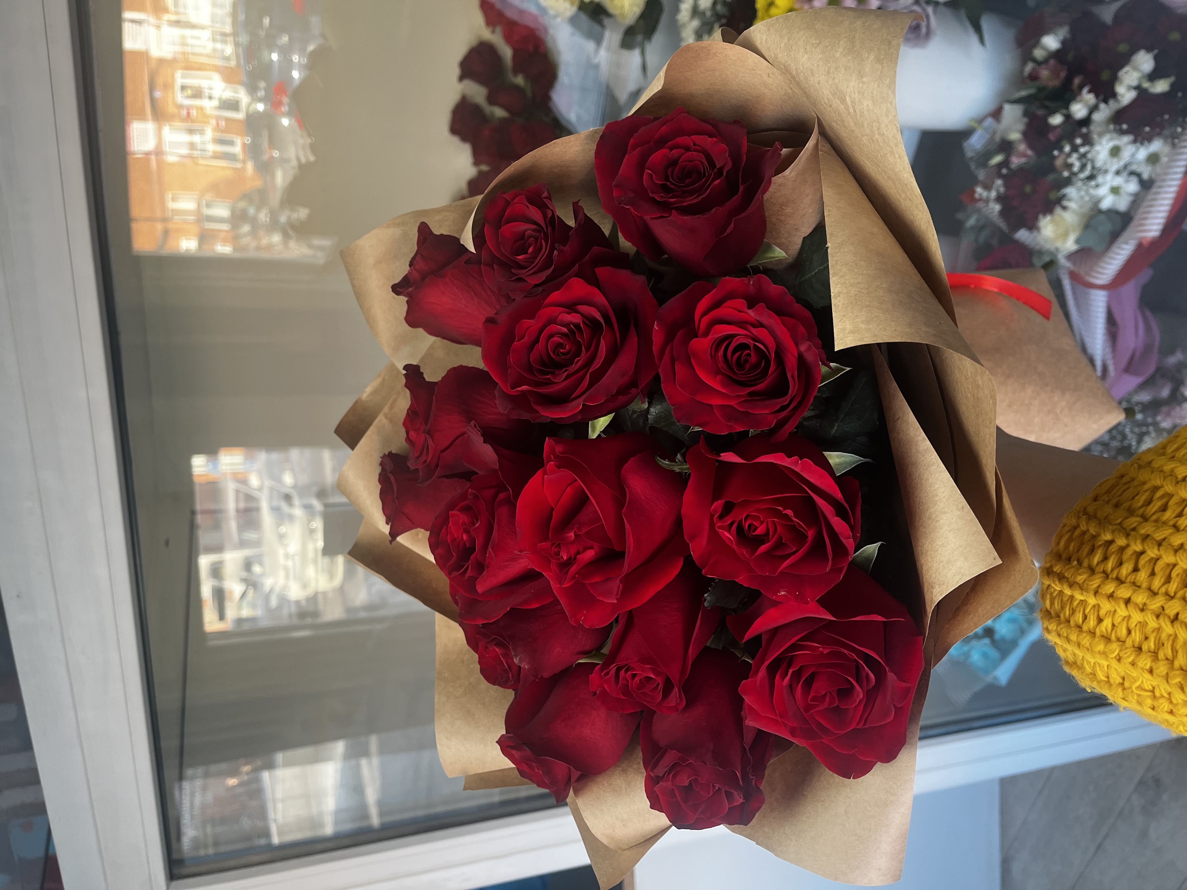 15 бордовых роз в крафте