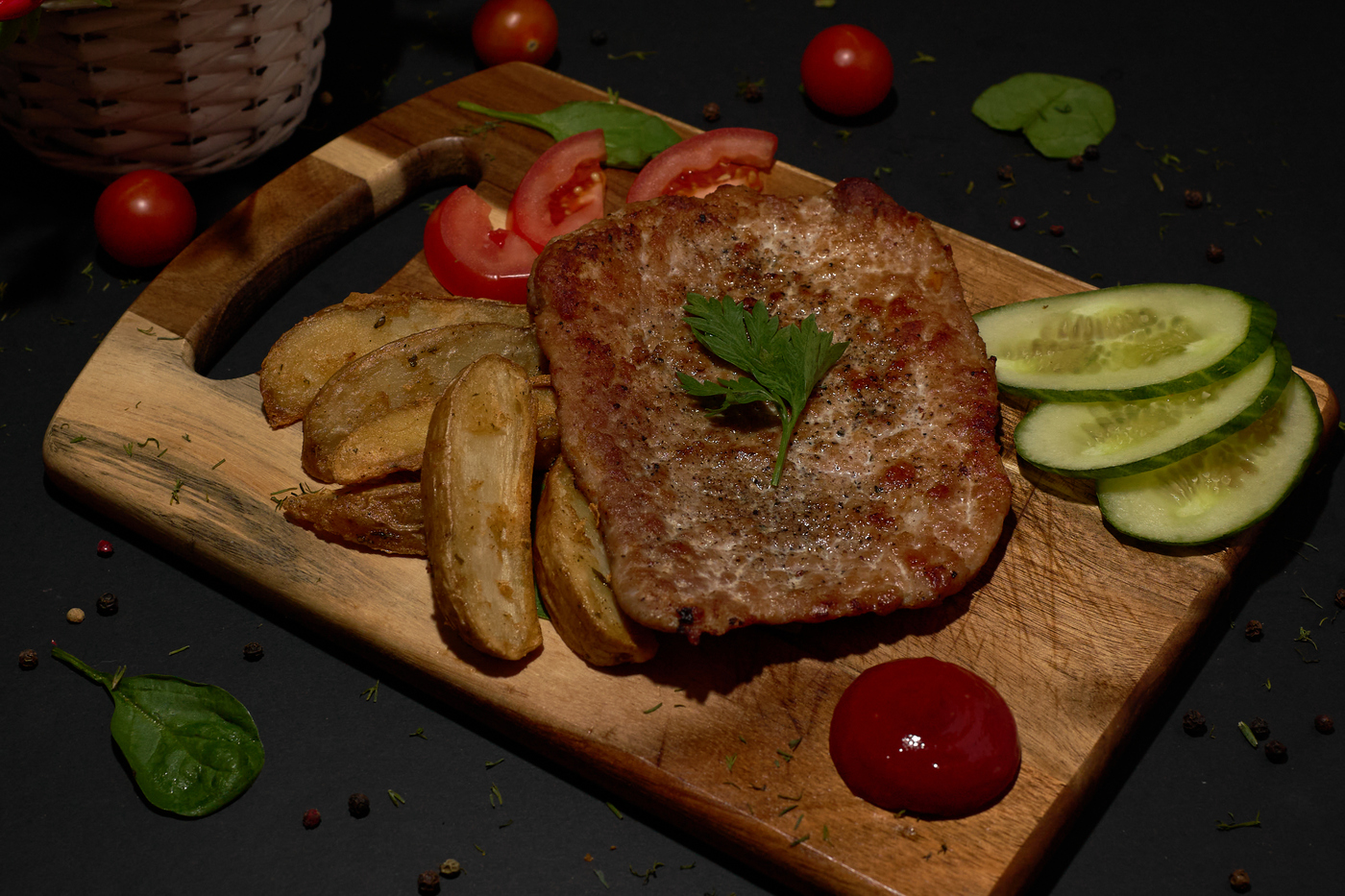 Отбивная из свинины с деревенской картошкой