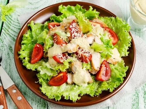 Салат Цезарь с курицей