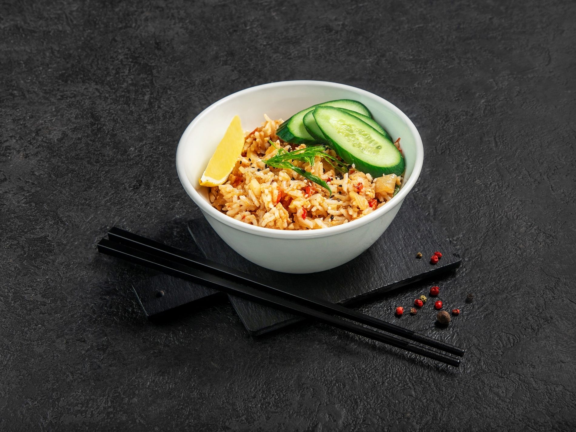 Жареный рис с курицей и яйцом