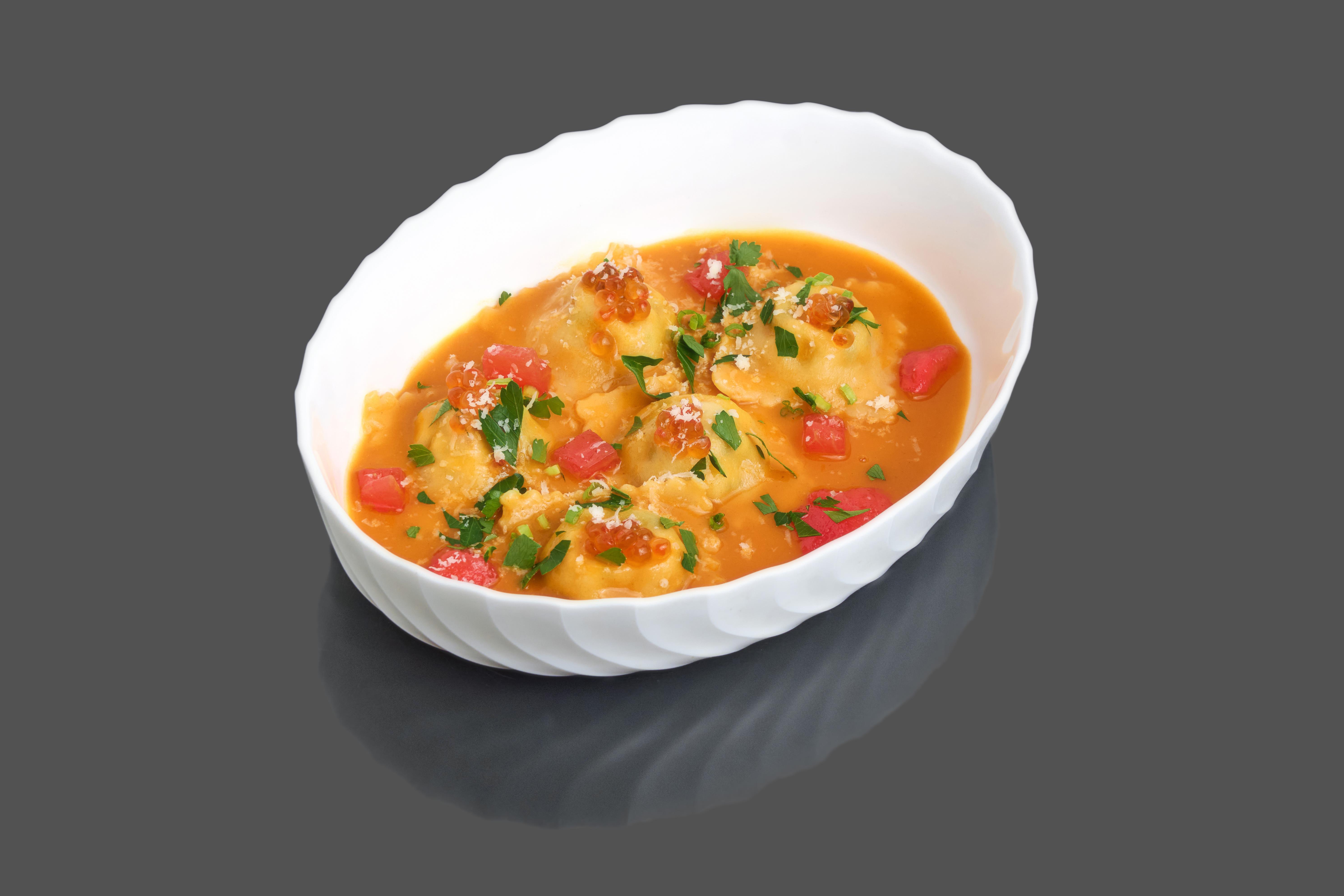 Равиоли с крабом и креветкой и соусом биск