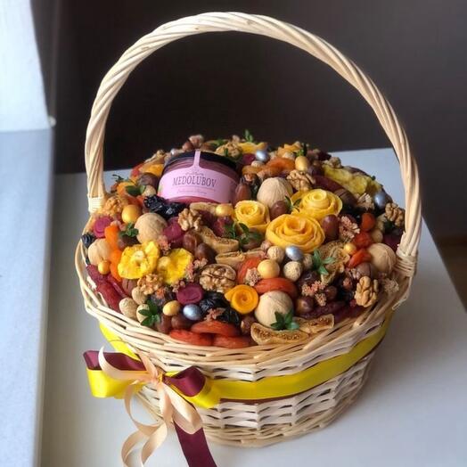 Сухофрукты и орехи в корзинке подарок 