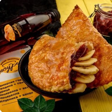 Чебурек с клубникой и бананом