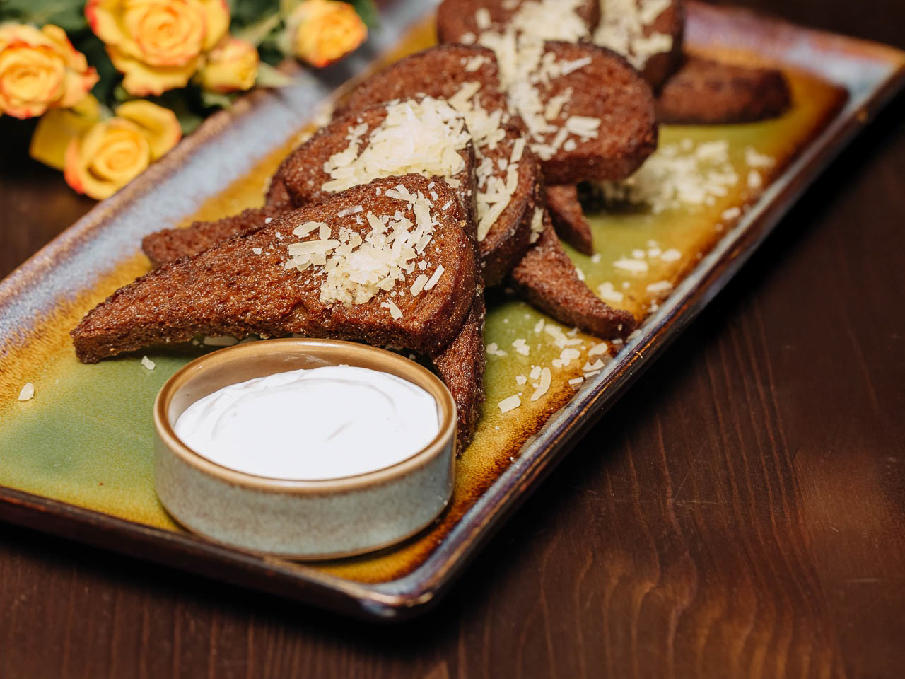 Гренки ржаные с пармезаном и чесночным соусом