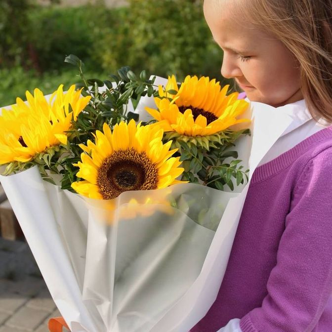 Яркий букет из подсолнухов