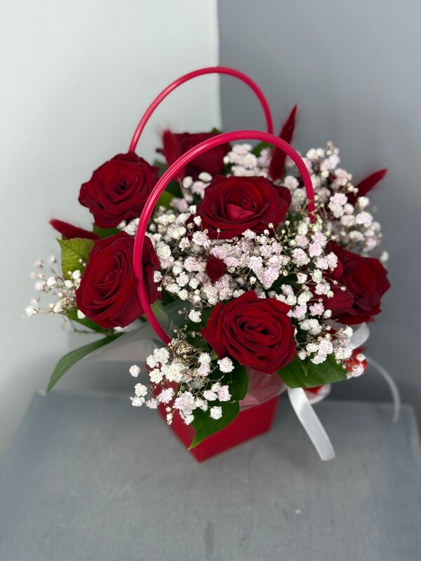 Композиция из 7 роз с гипсофилой и лагурусом