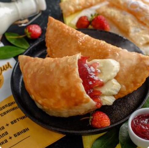 Чебурек с клубникой и бананом