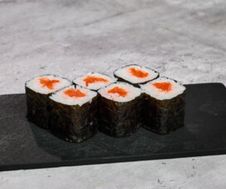 Маки с лососем