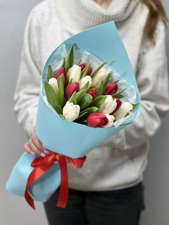Букет красно-белых тюльпанов