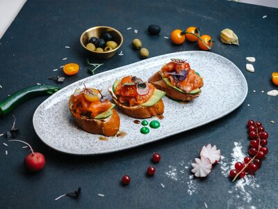 Брускетта с авокадо и форелью