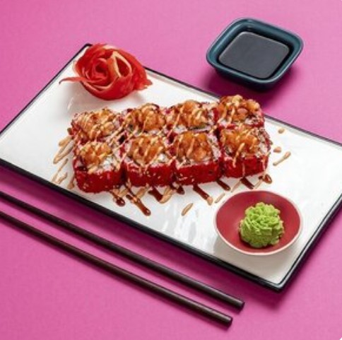 Калифорния люкс с лососем и острым спайси-соусом