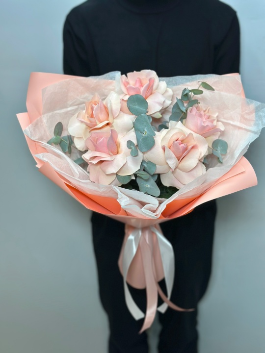 Розовые розы Софи Лорен в нежной упаковке