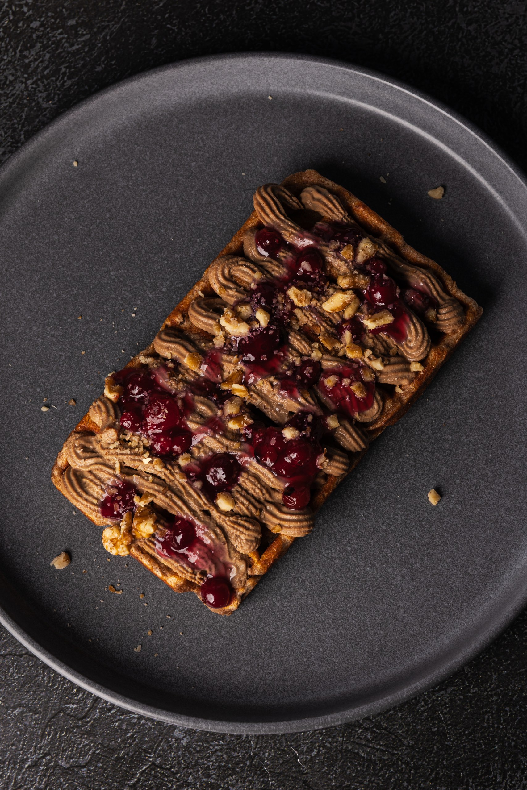 Картофельная вафля с паштетом из куриной печени и клюквенным соусом