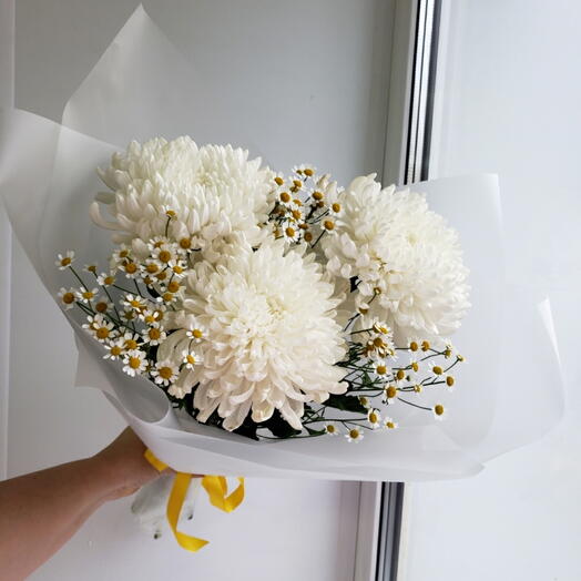 Одноголовые хризантемы и полевые ромашки