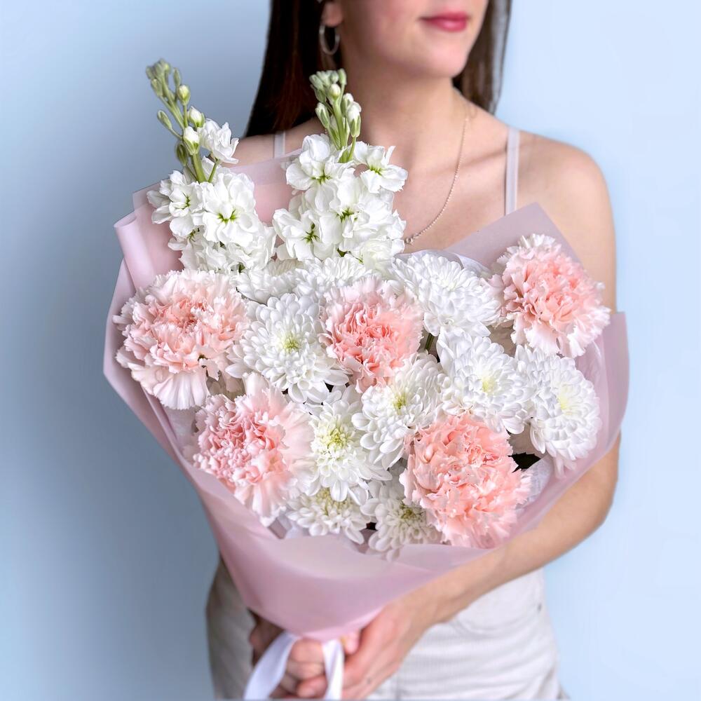 Милый нежный букет хризантема, маттиола и диантус