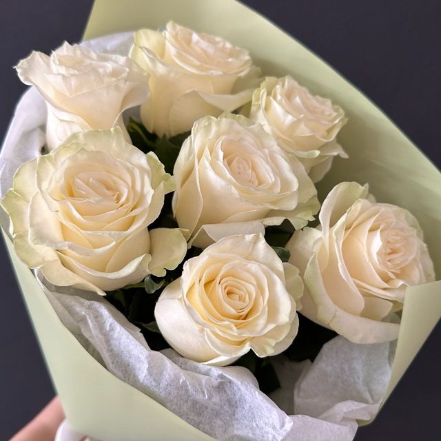 7 белых роз 60 см