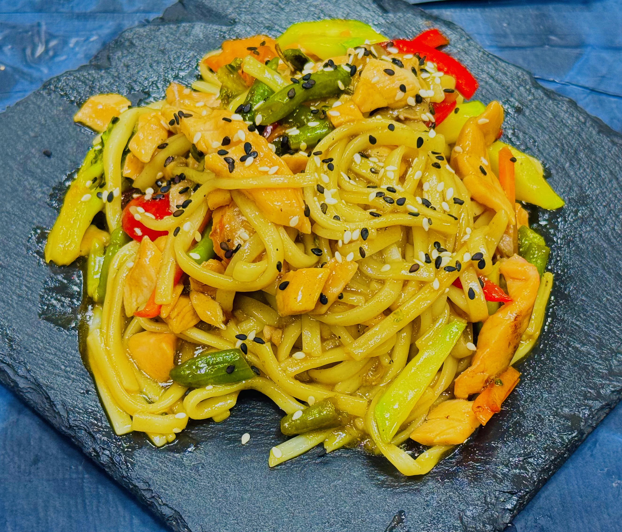 Удон с лососем и овощами