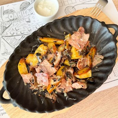 Горячая сковородка с картофелем и беконом