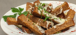 ГРЕНКИ С СЫРОМ И ЧЕСНОЧНЫМ СОУСОМ