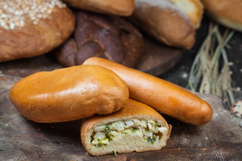 Пирожок с луком и яйцом