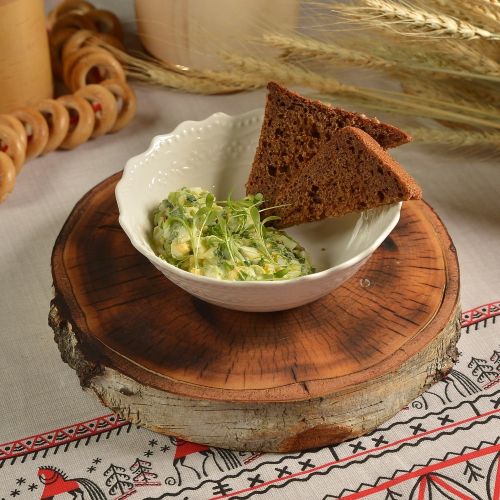 Толченка из зеленого лука с яйцом и сметаной