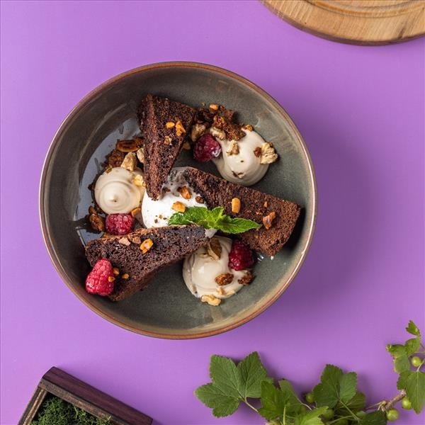 Шоколадный кейк с кофейным муссом и мороженым