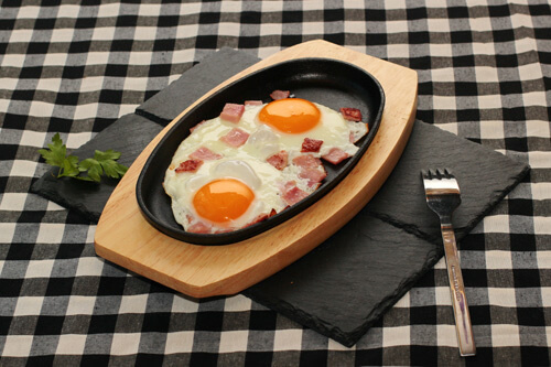 Яичница с овощами и ветчиной