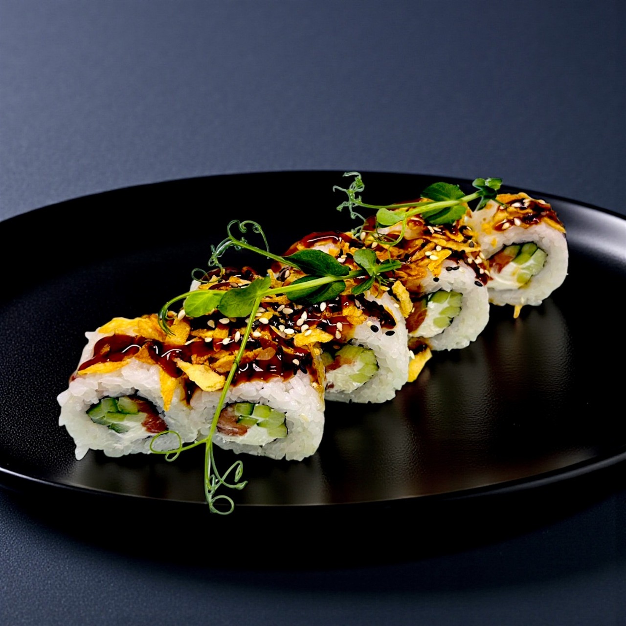 Ролл с лососем и луком фри